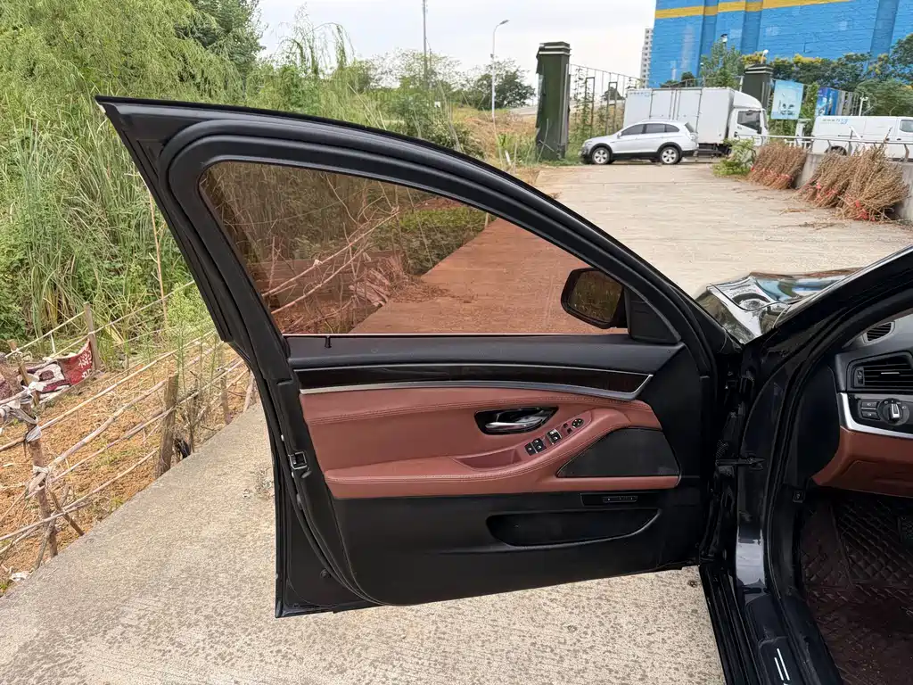 BMW 5 Series — миниатюра 13