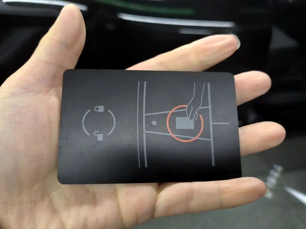 Tesla Model Y — миниатюра 10