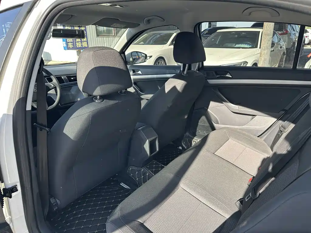 Volkswagen Lavida — миниатюра 6