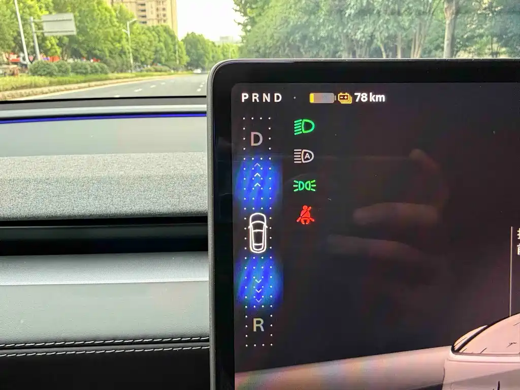 Tesla Model Y — миниатюра 17