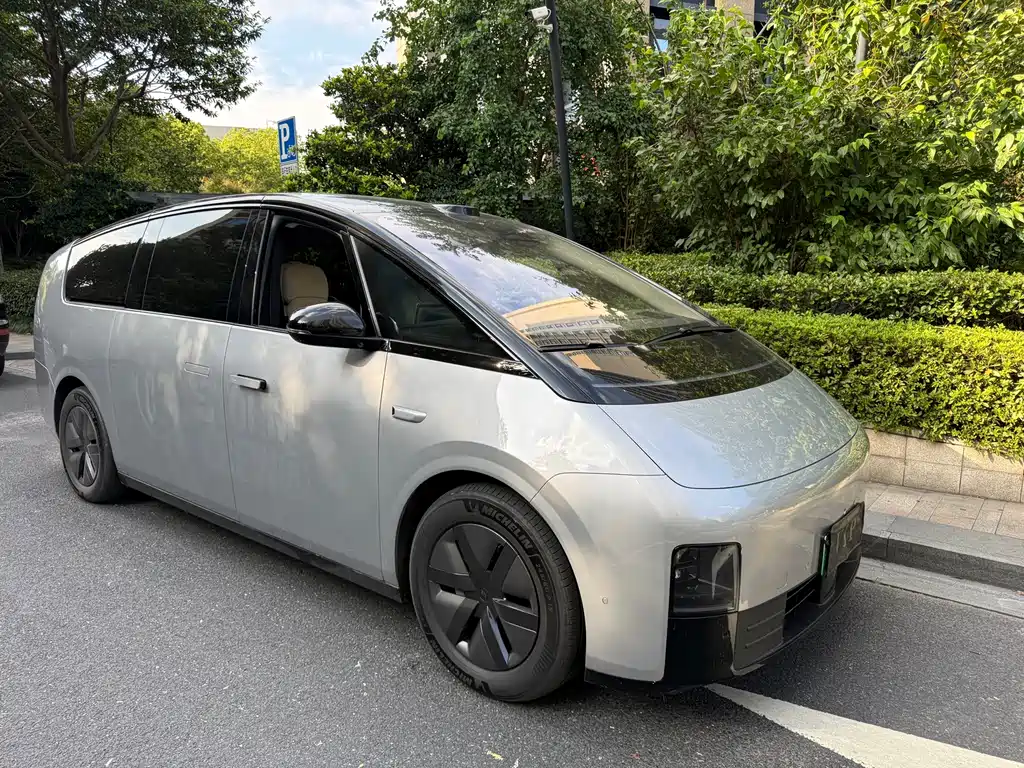 Li Auto Li MEGA — миниатюра 2