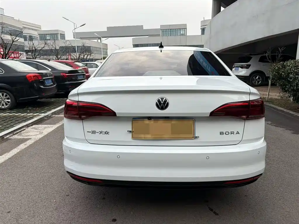 VOLKSWAGEN BORA