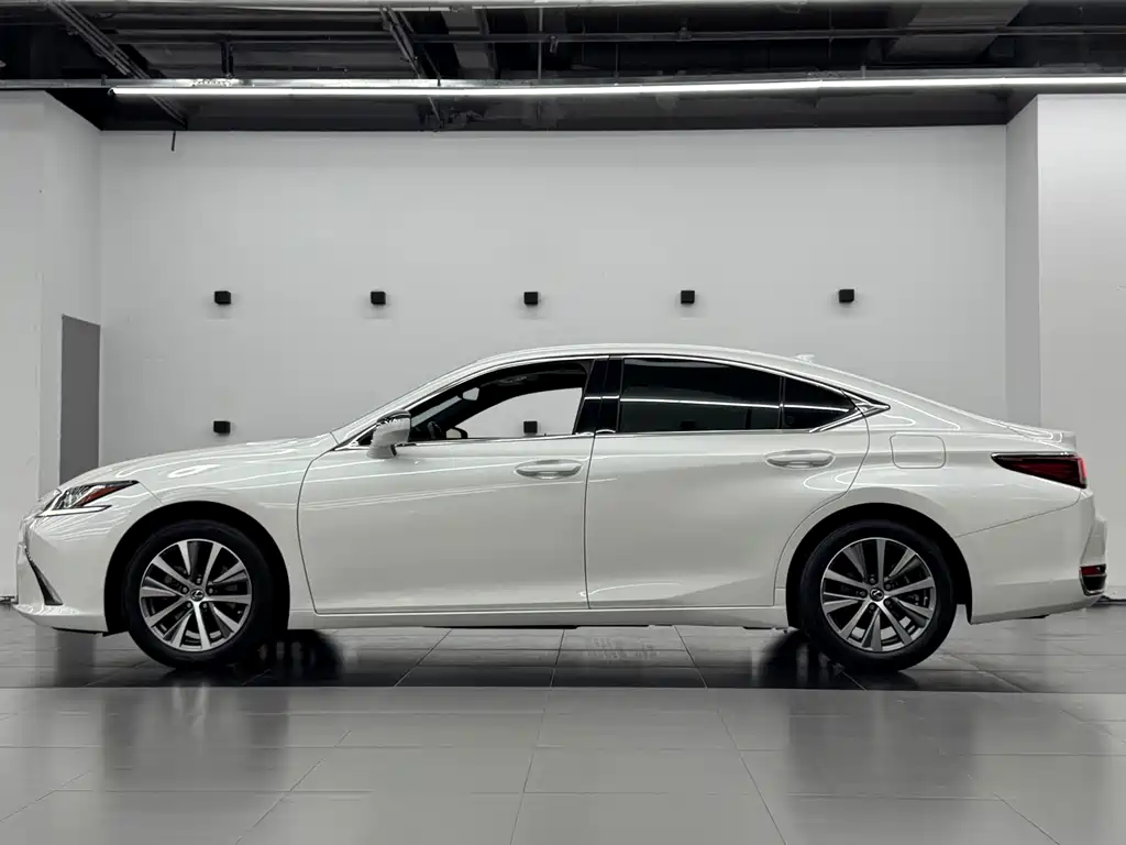 Lexus ES — миниатюра 12