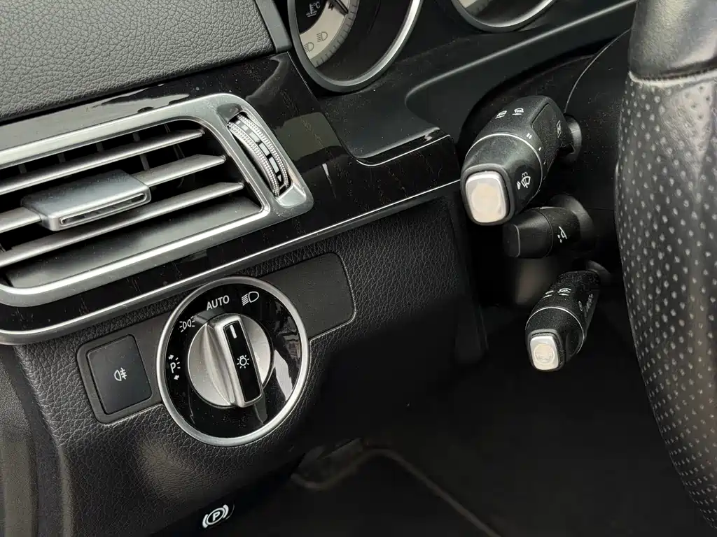 Mercedes-Benz E-Class — миниатюра 11