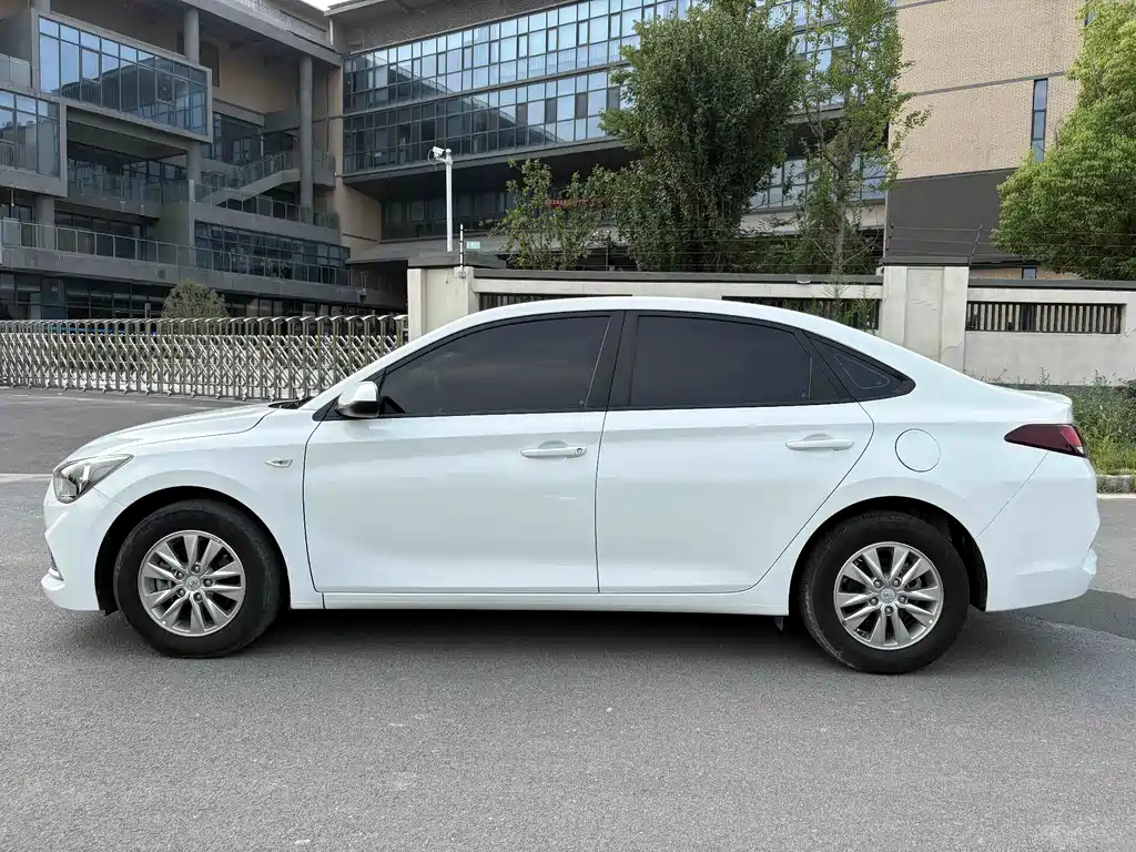 Hyundai Elantra — миниатюра 8