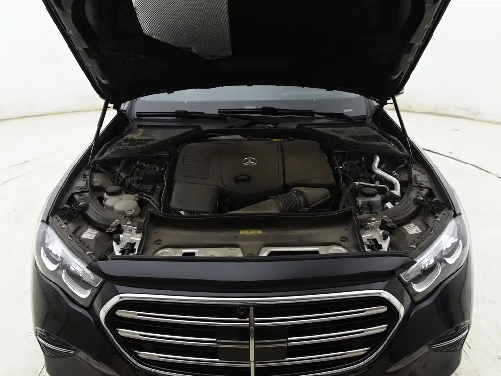 Mercedes-Benz E-Class — миниатюра 7