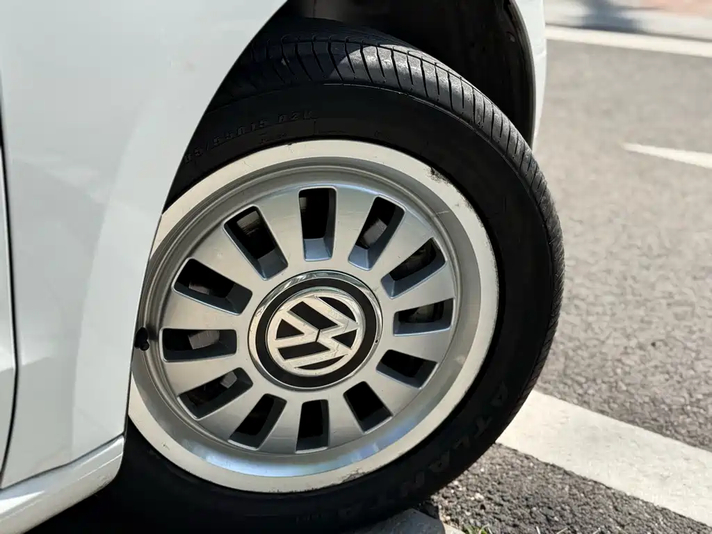 Volkswagen up! 2015 1.0L move up!