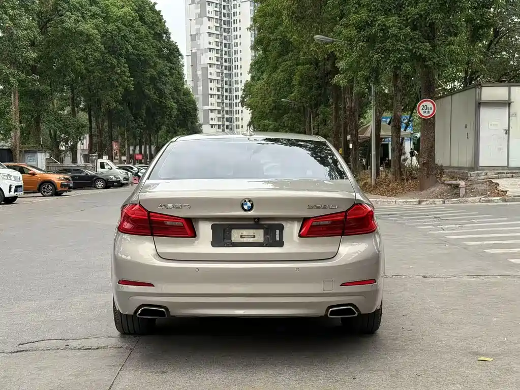 BMW 5 Series — миниатюра 10