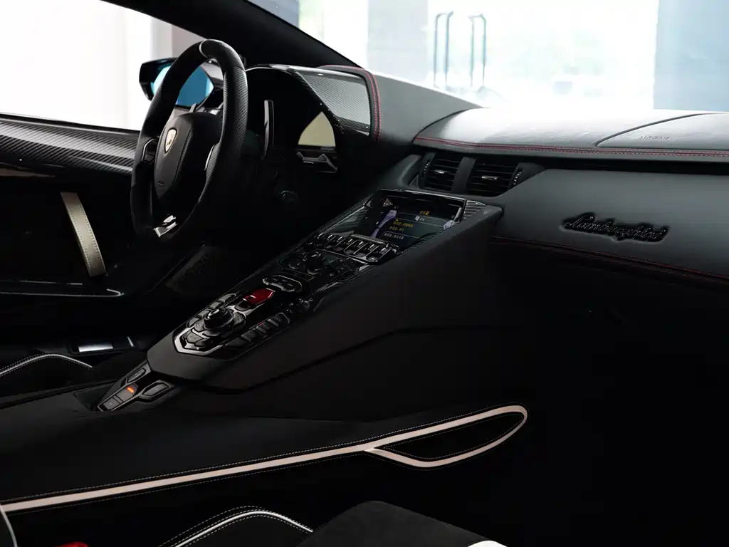 LAMBORGHINI AVENTADOR