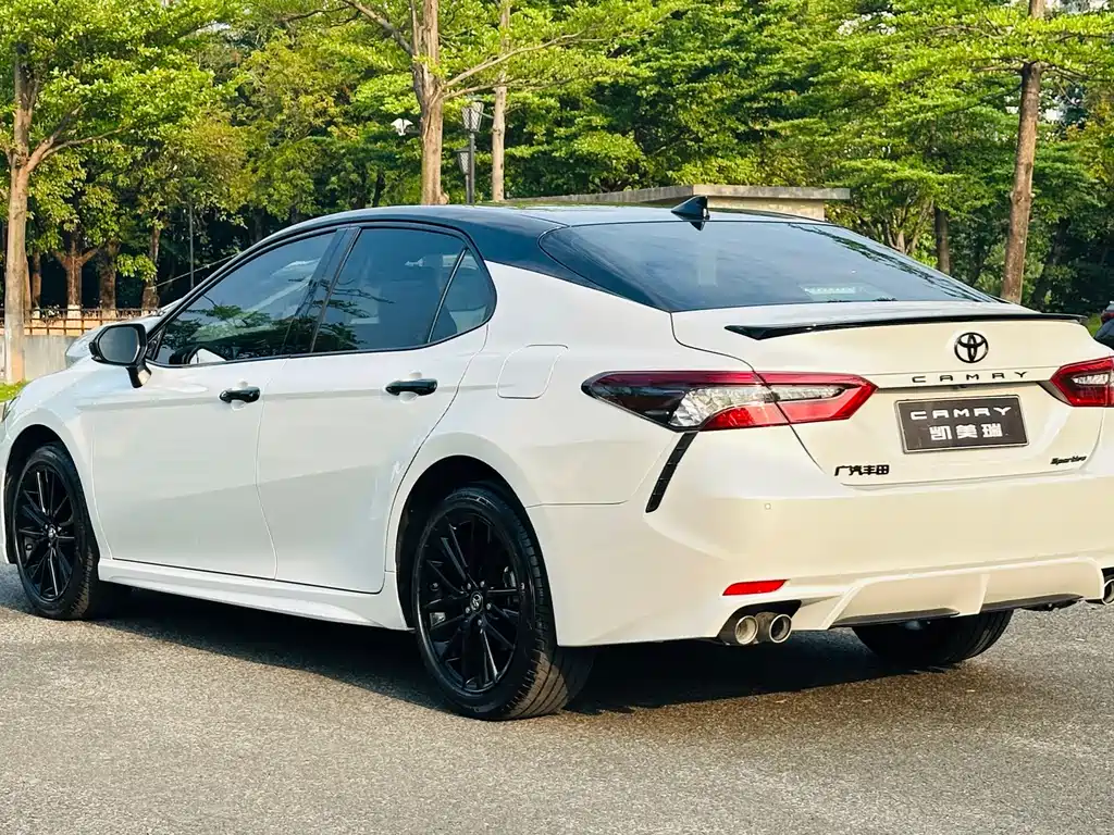 Toyota Camry — миниатюра 6