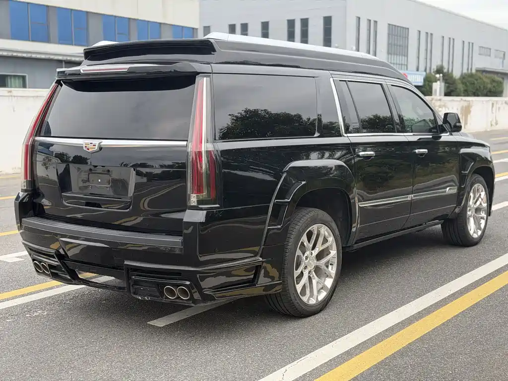 Cadillac Escalade — миниатюра 8