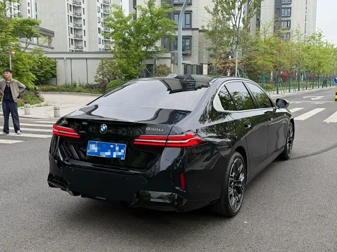 BMW 5 series 2026 Черный из Китая, фото 5