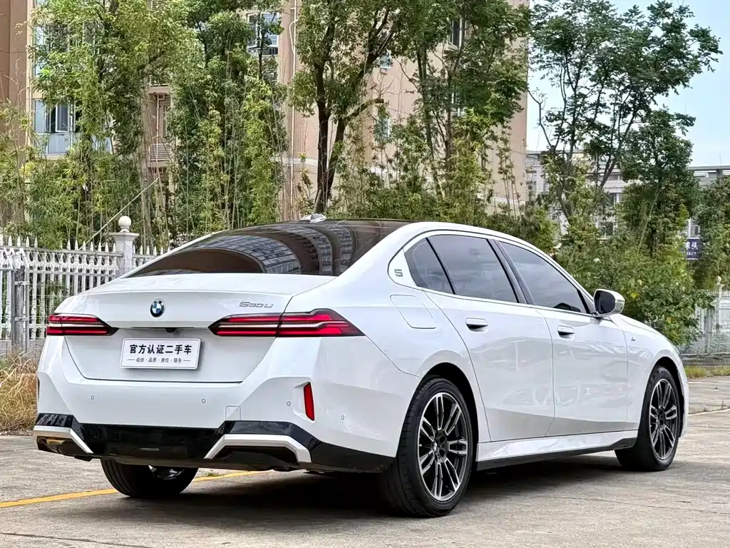 BMW 5 Series — миниатюра 9