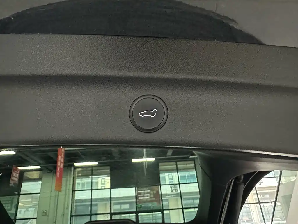 Tesla Model Y — миниатюра 16