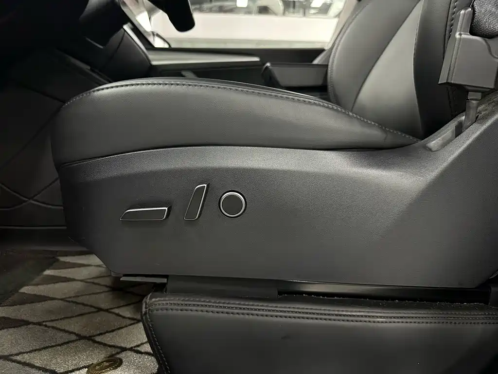 Tesla Model Y — миниатюра 21