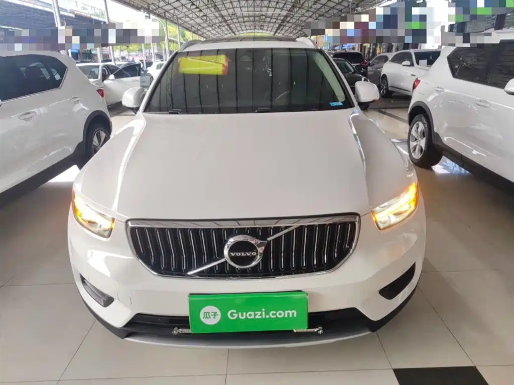 VOLVO XC40