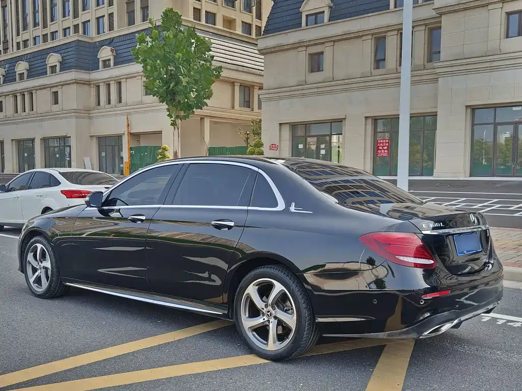 Mercedes-Benz E-Class — миниатюра 17