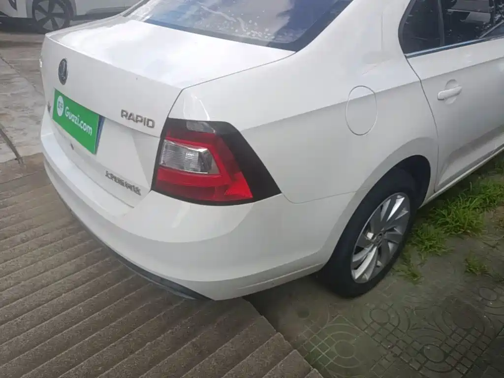 Skoda Rapid — миниатюра 8