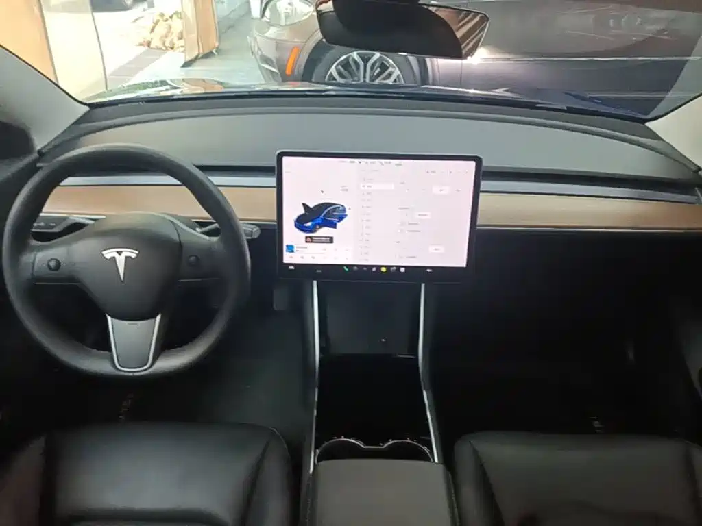 Tesla Model 3 — миниатюра 10