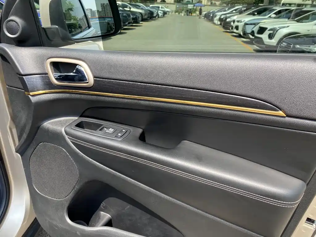 Jeep Grand Cherokee (Import) — миниатюра 22