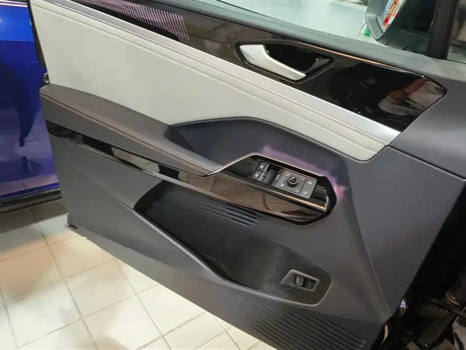 VOLKSWAGEN ID.6 CROZZ