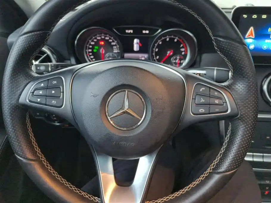 MERCEDES-BENZ GLA