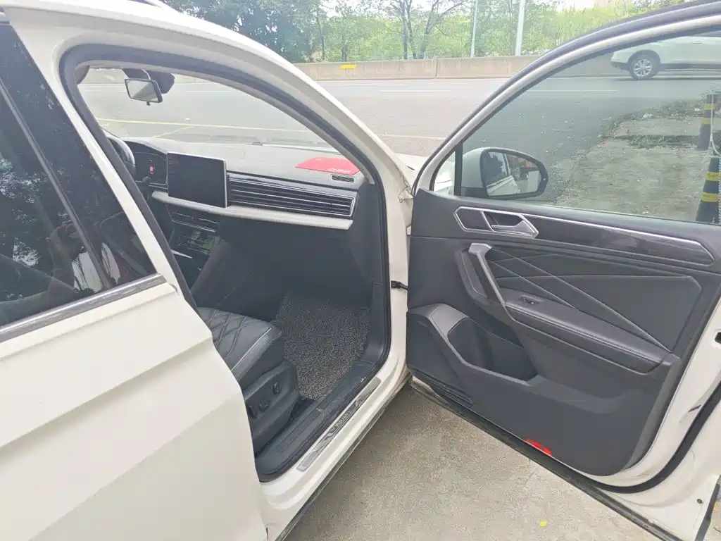 Volkswagen Tiguan L — миниатюра 19
