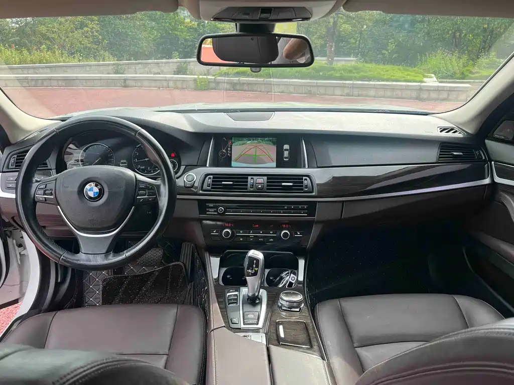 BMW 5 Series — миниатюра 9