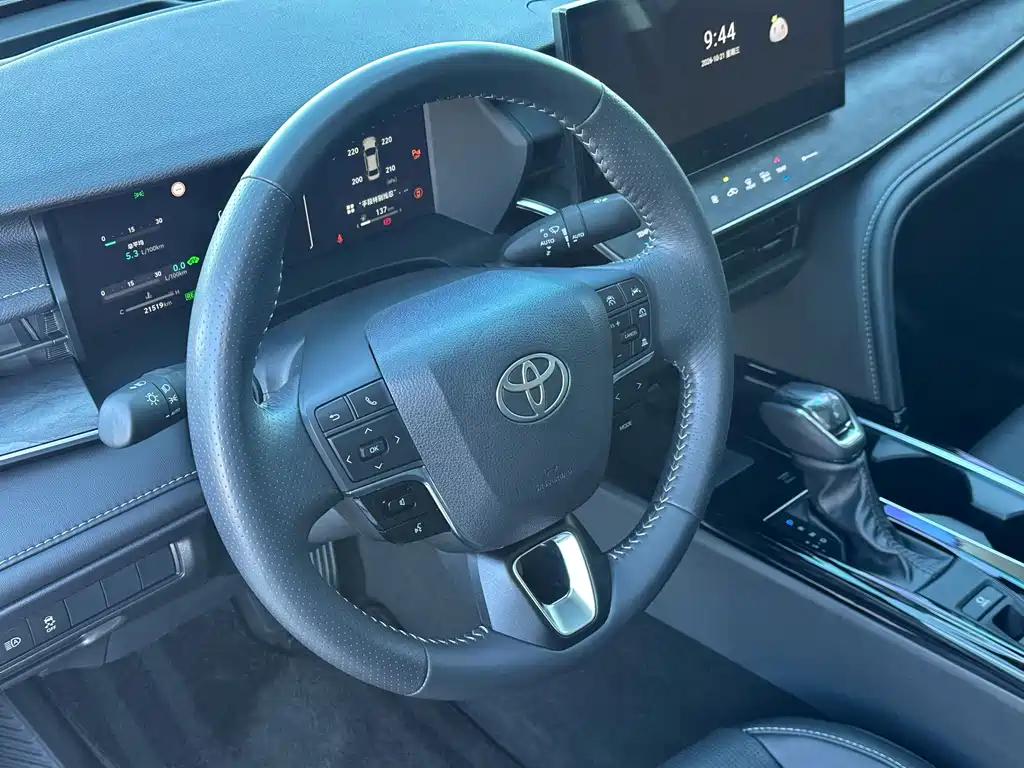 Toyota Camry — миниатюра 11