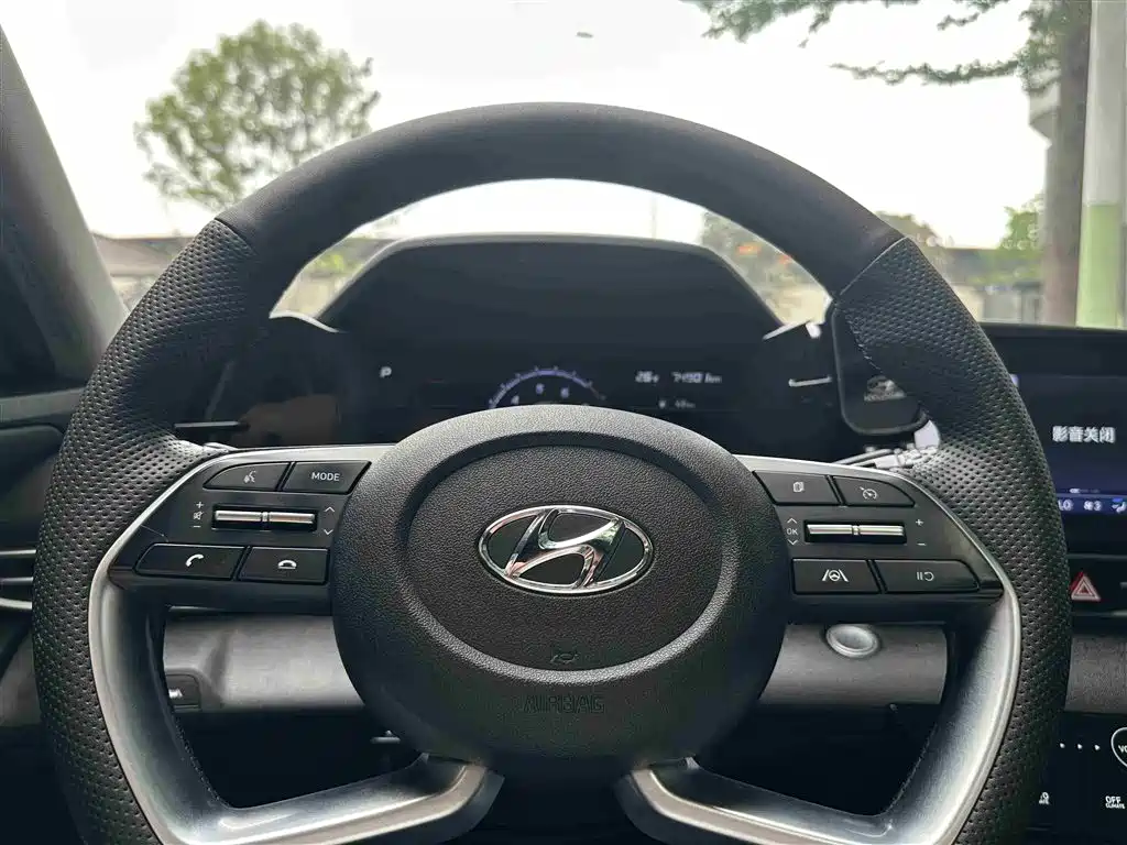 Hyundai Elantra 2021 1.5L CVT LUX Luxury