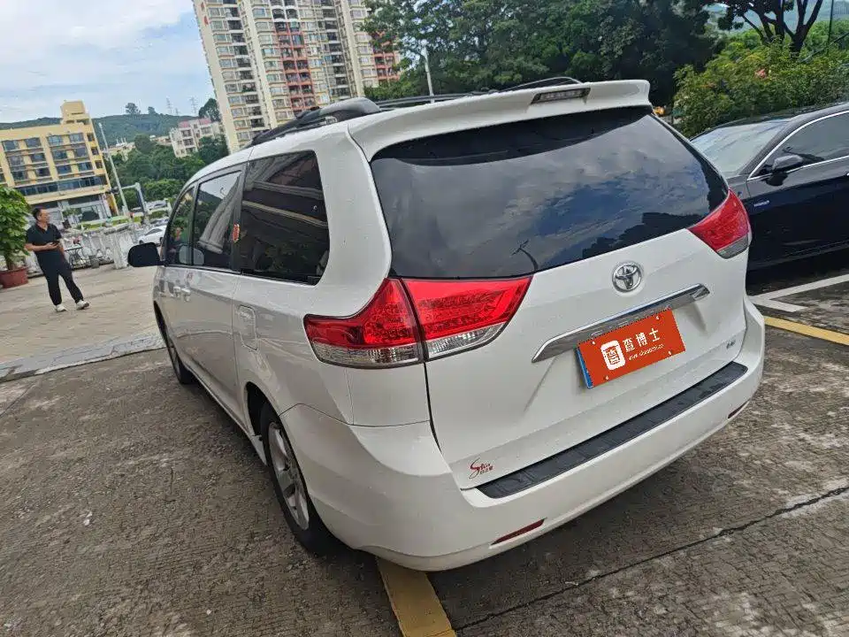 Toyota Sienna — миниатюра 7
