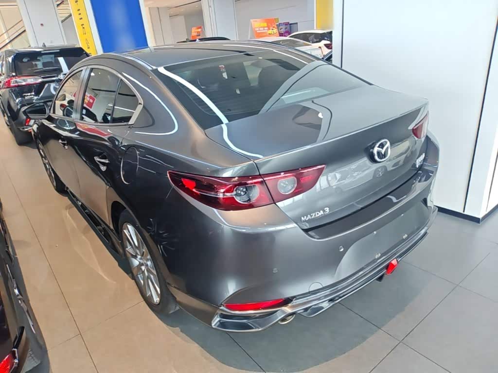 Mazda Mazda3 Axela 2.0 л 2023 г. Серебристо-серый, пробег 36300 км