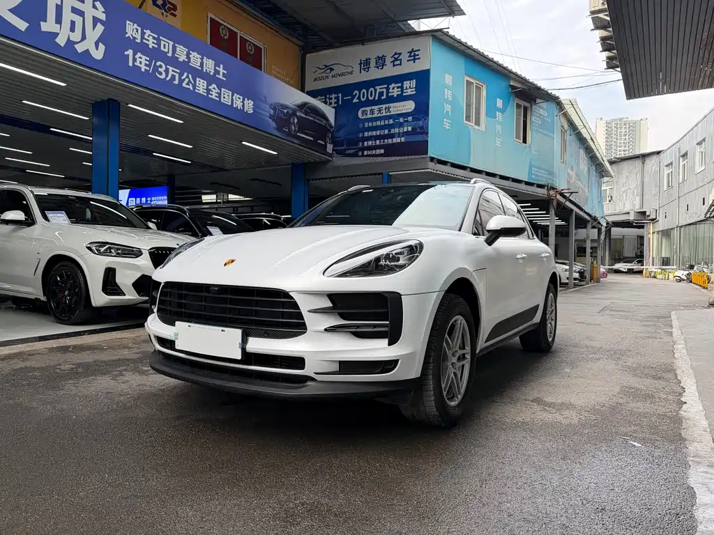 PORSCHE MACAN