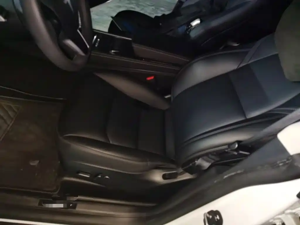 Tesla Model Y — миниатюра 8