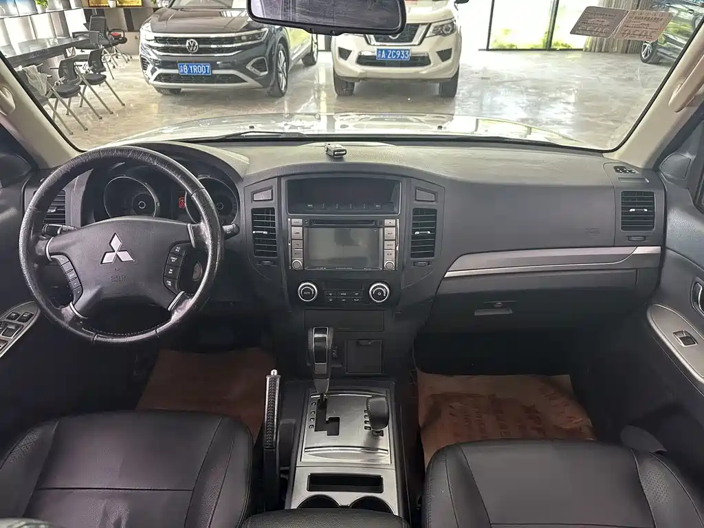 Mitsubishi Pajero (Import) — миниатюра 11