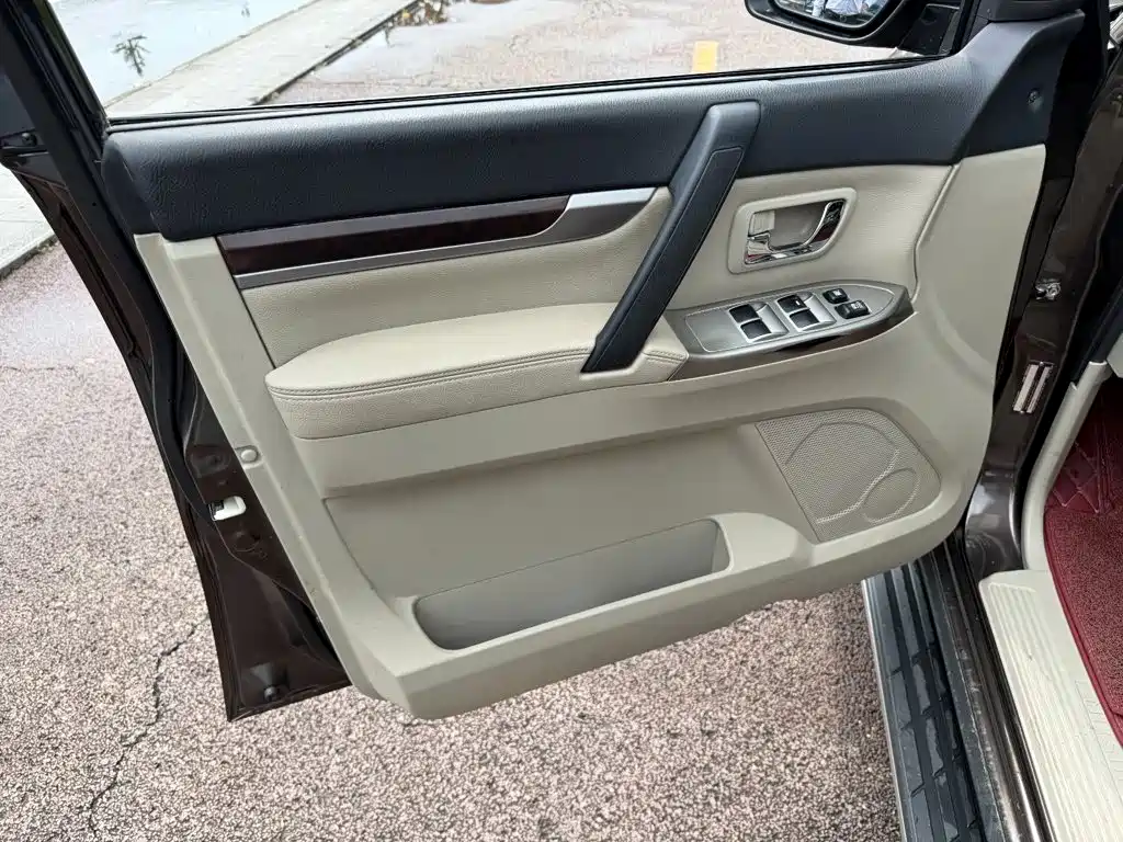 Mitsubishi Pajero (Import) — миниатюра 6