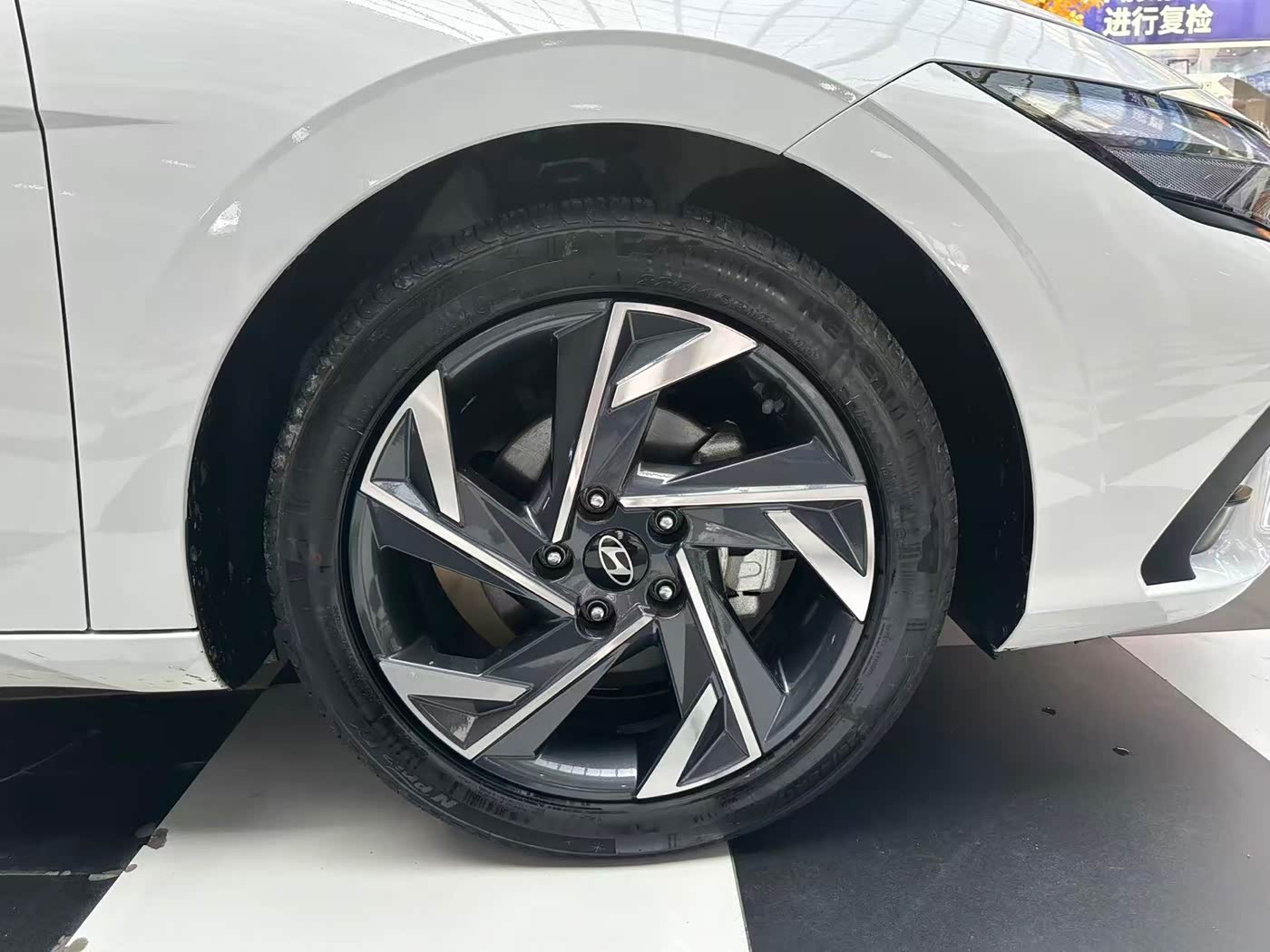 Hyundai Elantra 1.5 л 2023 г. Белый, пробег 10000 км