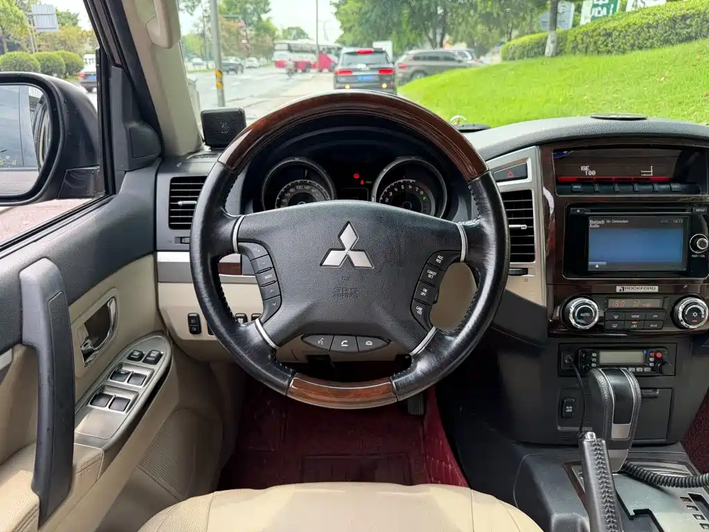 Mitsubishi Pajero (Import) — миниатюра 14