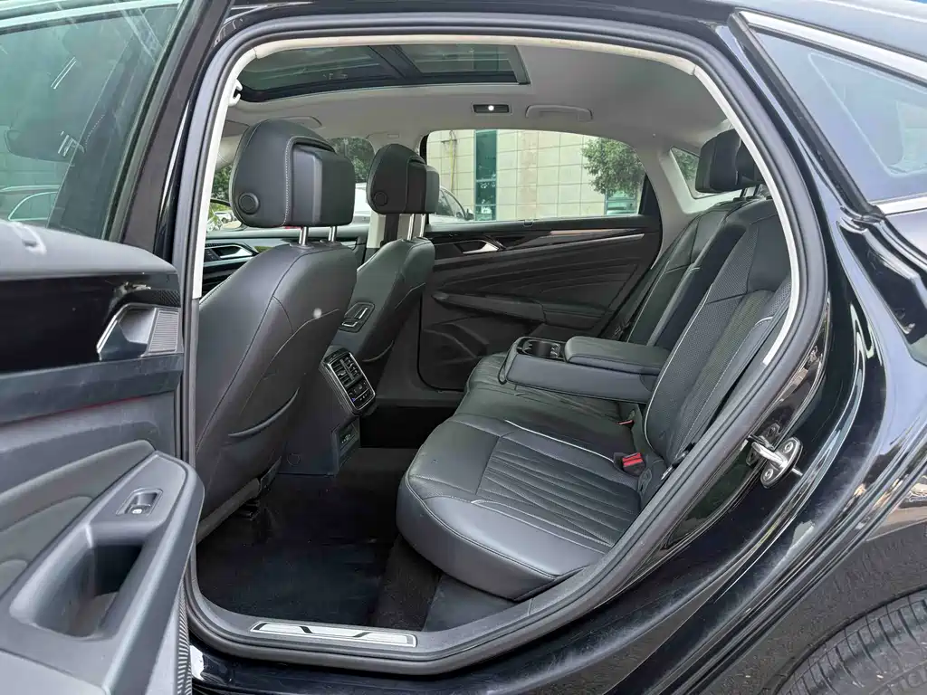 Volkswagen Passat 2022 330TSI Luxury