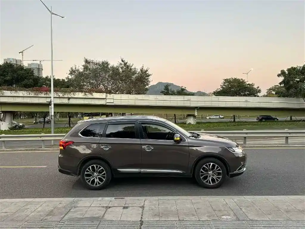 MITSUBISHI OUTLANDER