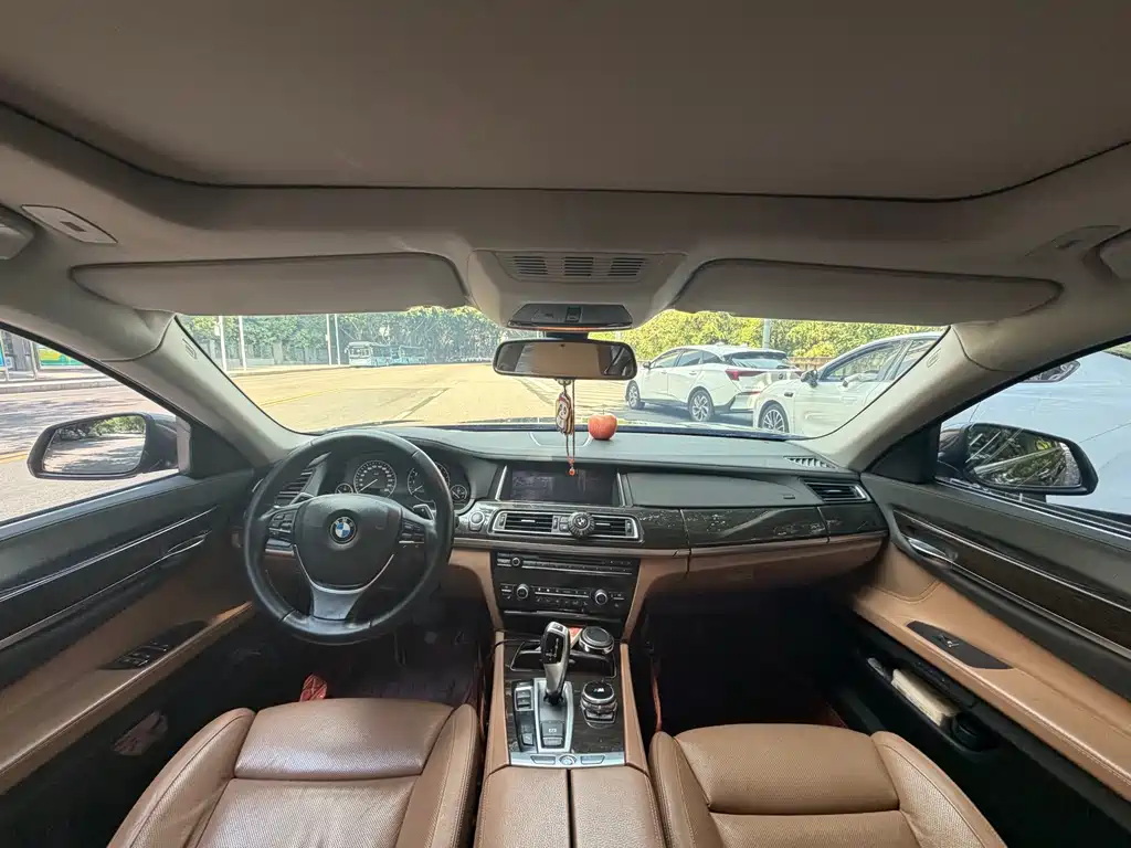 BMW 7 Series — миниатюра 10
