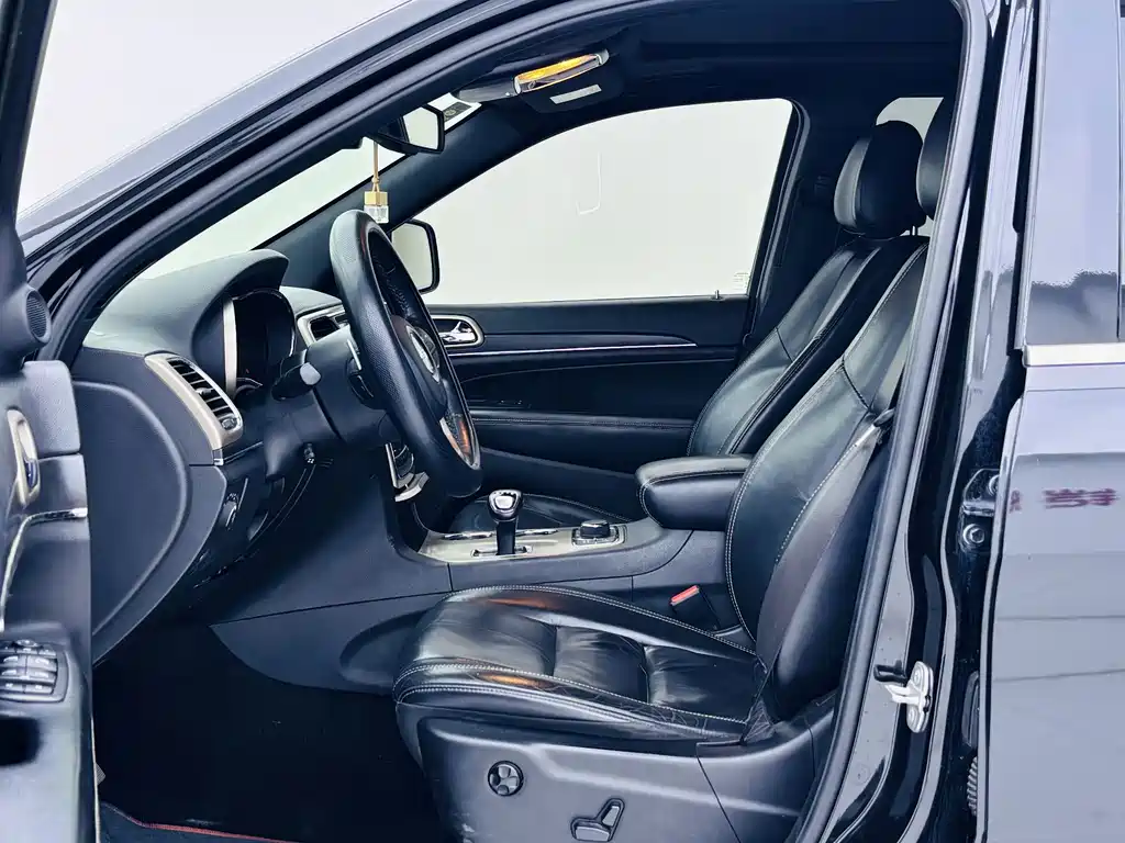 Jeep Grand Cherokee (Import) — миниатюра 8