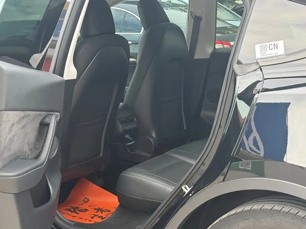 Tesla Model Y — миниатюра 6
