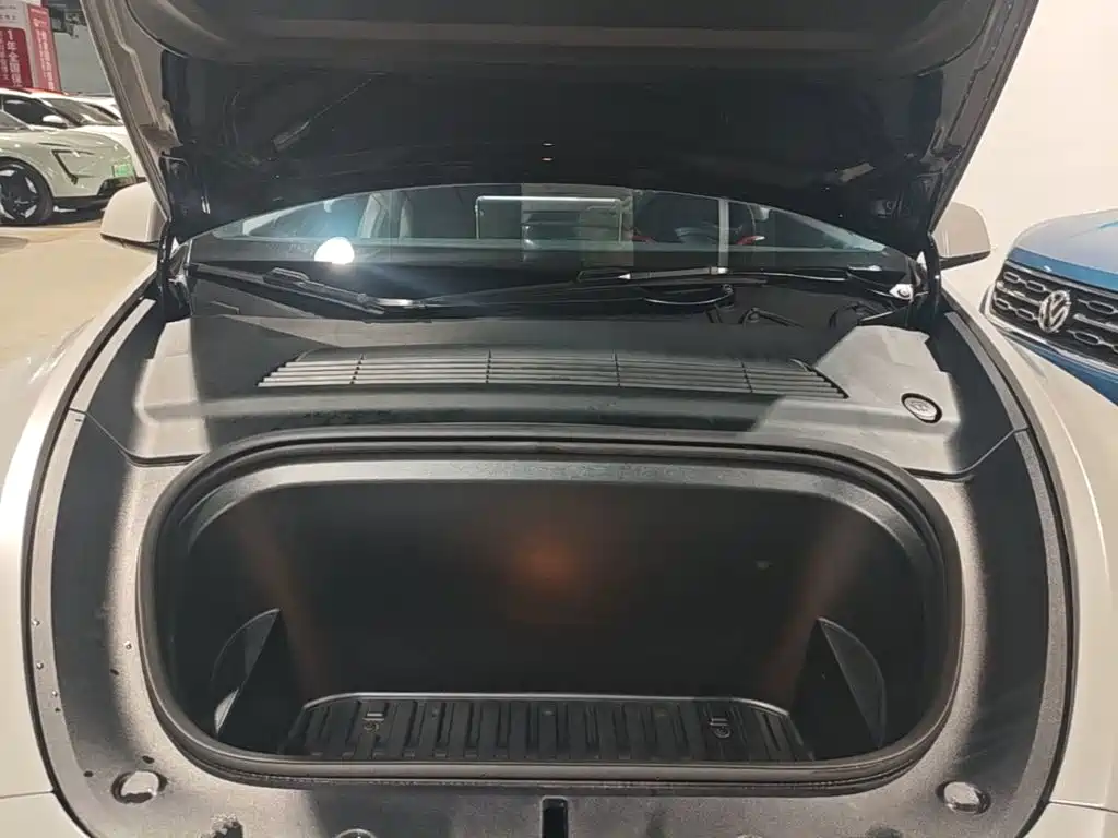 Tesla Model Y — миниатюра 20