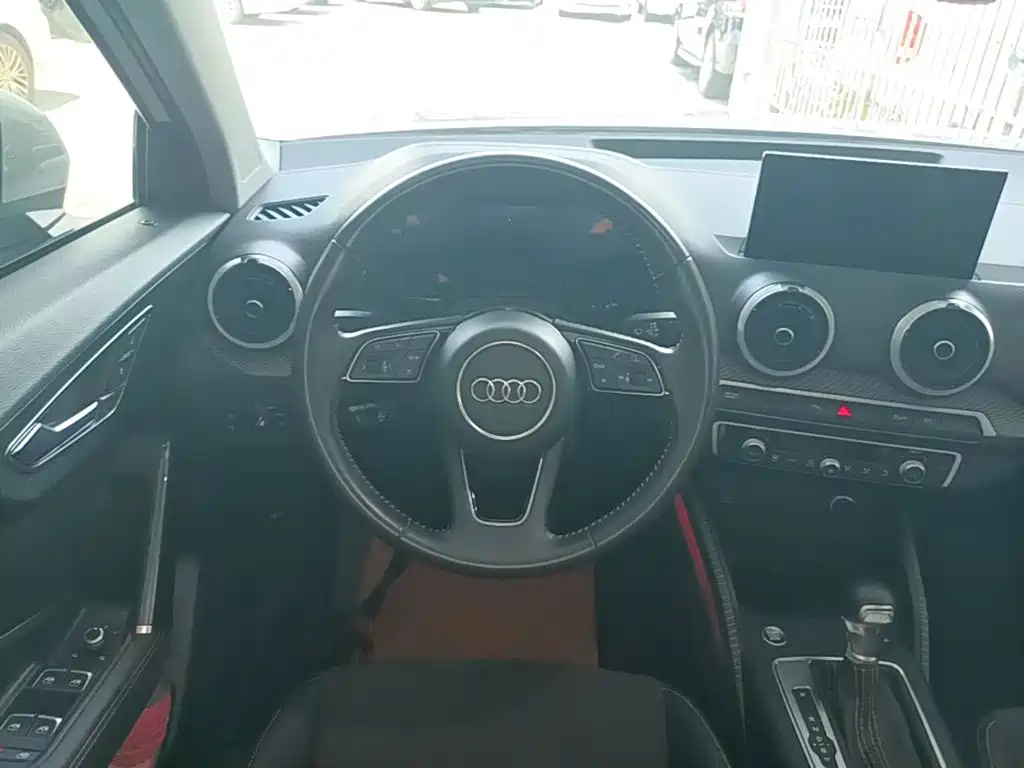 Audi Q2L e-tron — миниатюра 11