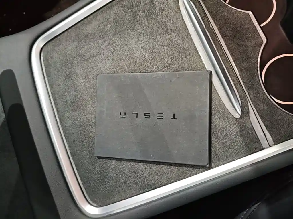 Tesla Model Y — миниатюра 9