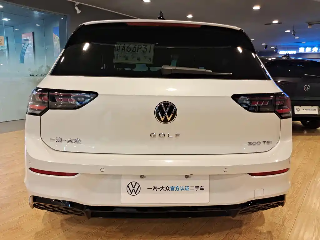 Volkswagen Golf 2025 300TSI R-Line