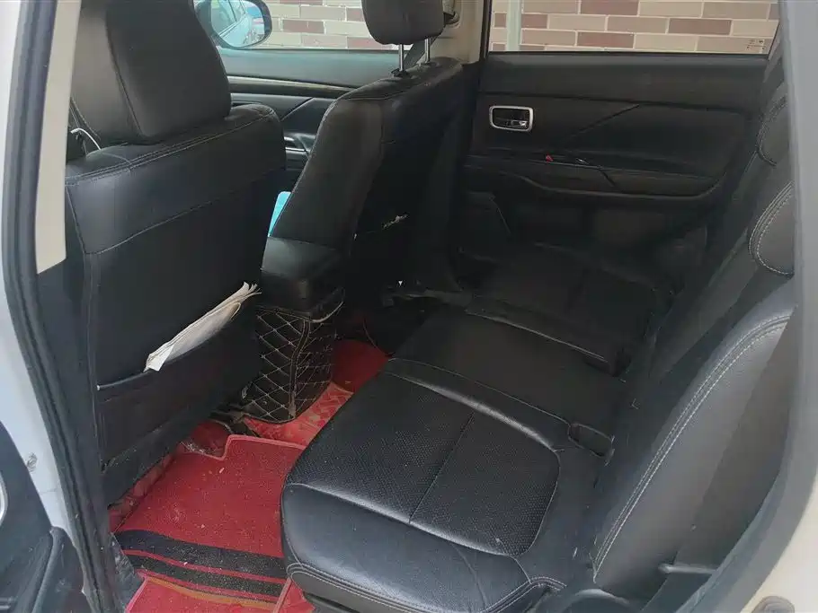 MITSUBISHI OUTLANDER