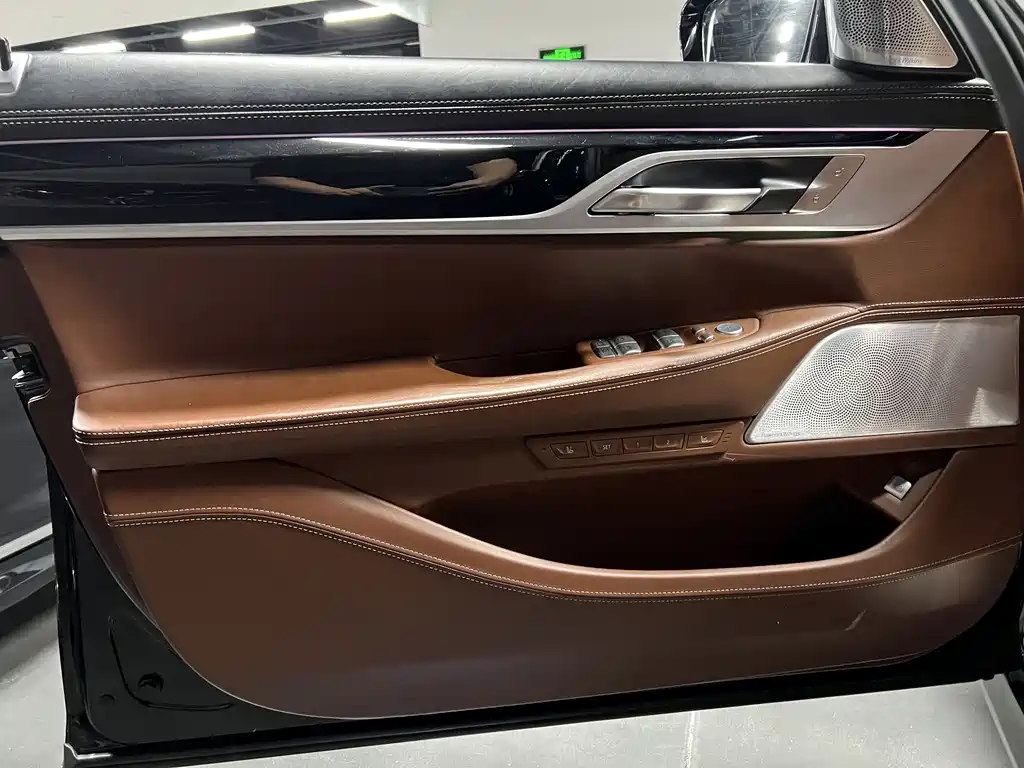BMW 7 Series — миниатюра 6