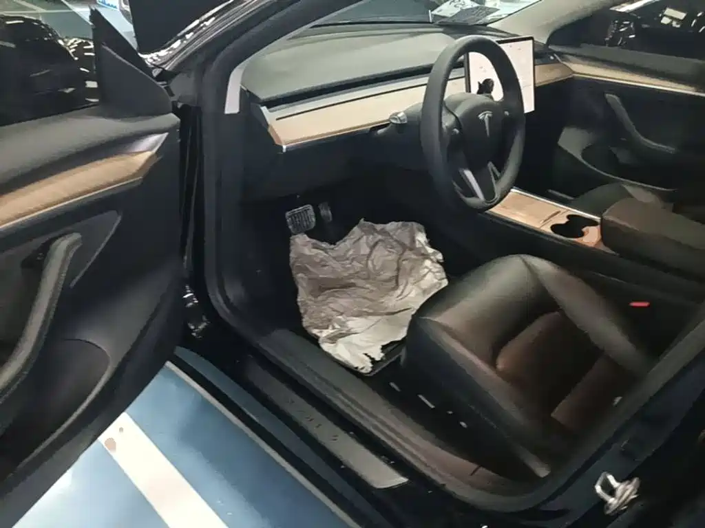 Tesla Model 3 — миниатюра 16